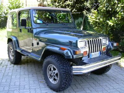 Appena comprata
Ecco com'era quando l'ho comprata:
YJ 4.0L High Output Limited del 1993, assetto da 2,5", gomme da 31" e 63000 km originali.
