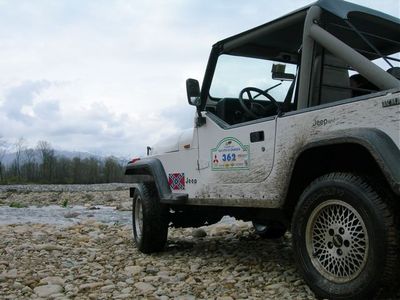 prova inserimento foto 
La Jeep che si studia l'Elvo prima di guadarlo...:-)
